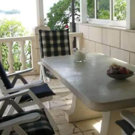 Two Bedroom With Balcony And Sea View דירה קורצולה